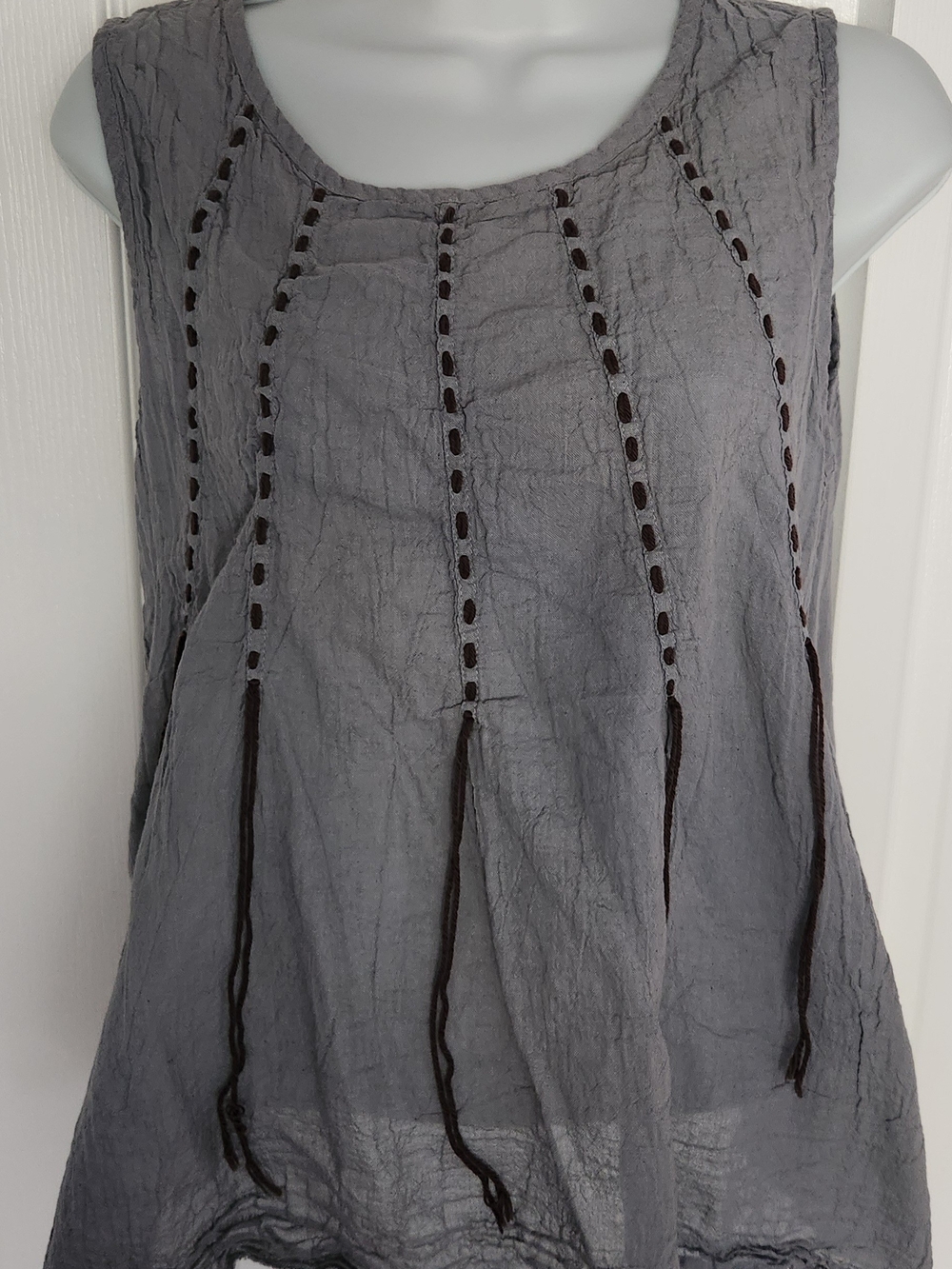 Boho Sleeveless Gray Women's Top with Decorative Tassel Detailing